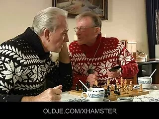 Adolescente salpicada de video porno en sub español semen después de gang bang