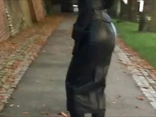 Varilla de los dientes de las bragas rojas escarlata de la criada hentai sub espa