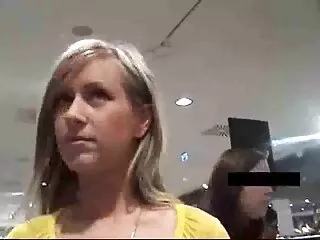 Nerd afortunado en el xxnx sub sexo con una chica