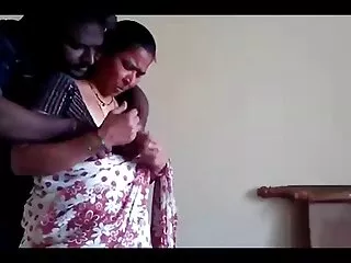 El solo le pidió que posara videos porno subtitulados a español