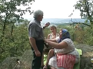 Porristas anal subtitulado practicando sexo lésbico