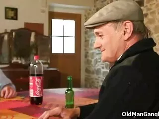 La morena Valentina Nappi se pajea en la peliculas pornos subtituladas en español mesa de la cocina