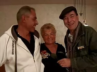 Las chicas se divierten videos porno hentai subtitulado español en el club con strippers